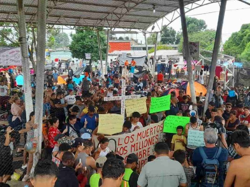 Migrantes de la caravana demandan falta de compromiso por parte del INM en Chiapas