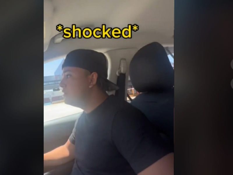 Una joven sorprende a su novio llevándolo a Tijuana y el chico no tiene papeles para regresar