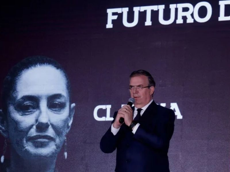 Marcelo Ebrard se queda en Morena