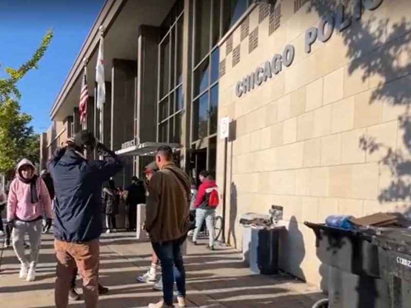 Autoridades dan este tiempo a los migrantes en refugios de Chicago para integrarlos a la sociedad de una forma rápida