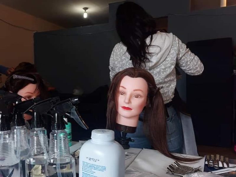 Las mujeres migrantes estudian técnicas de peluquería durante dos meses
