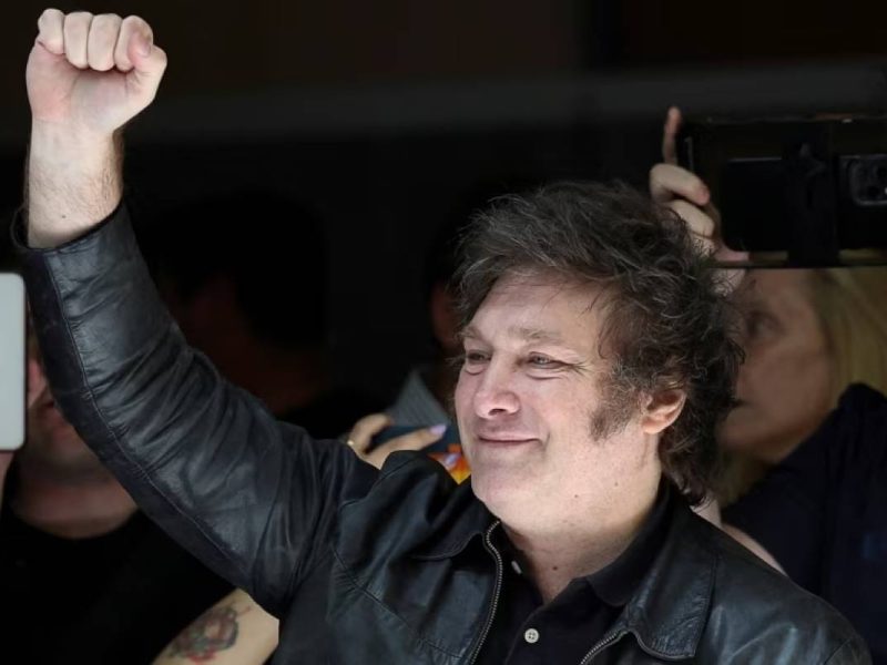 El candidato presidencial argentino Javier Milei hace gestos mientras visita una mesa electoral para emitir su voto, durante la segunda vuelta de las elecciones presidenciales de Argentina, en Buenos Aires, Argentina, el 19 de noviembre de 2023.