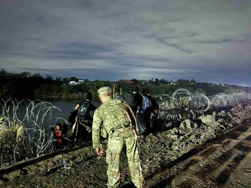 Niños y adultos migrantes cruzan la frontera