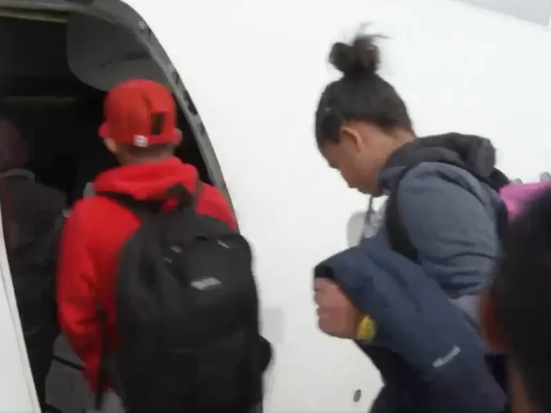 Texas envía un vuelo con 120 migrantes a Chicago