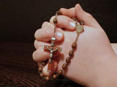 Santo Rosario por un difunto; te explicamos paso a paso cómo rezarlo.