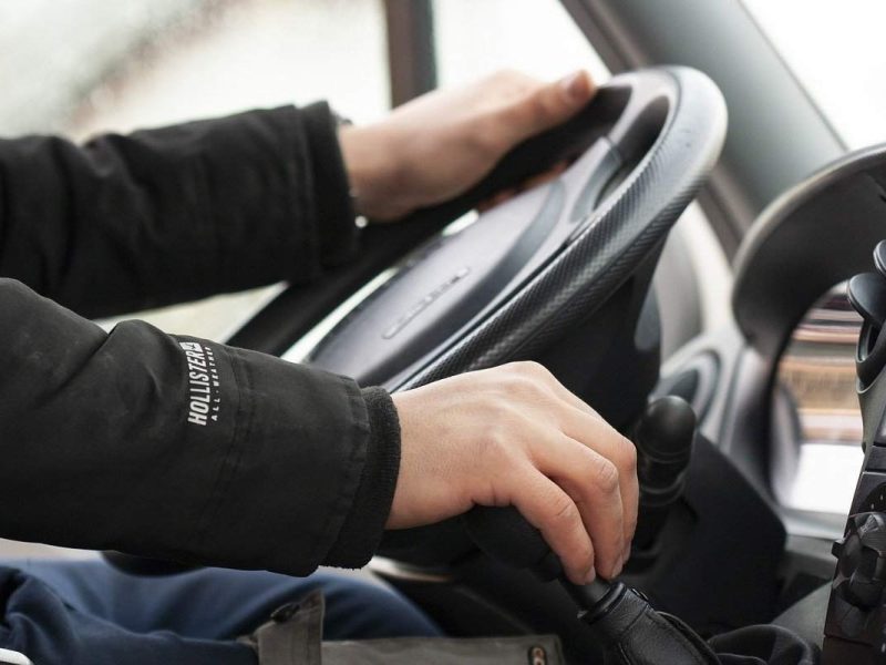 Uno de los riesgos de conducir con licencia de otro estado en EE UU es que la migra puede cuestionarte sobre tu verdadero estado de residencia