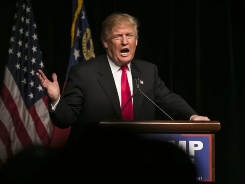 Acusan a Donald Trump de recibir 7.8 millones de dólares