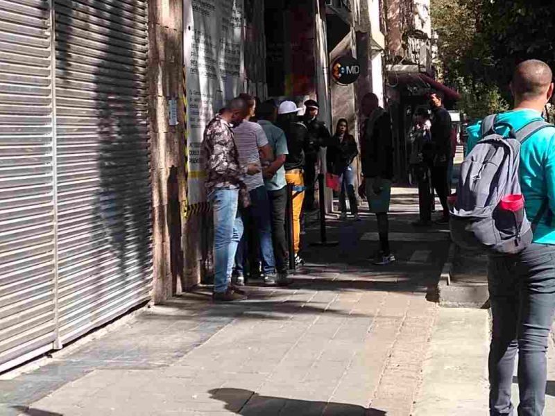 Nuevamente la plaza Giordano Bruno ha sido habitada por migrantes que acampan de forma provisional