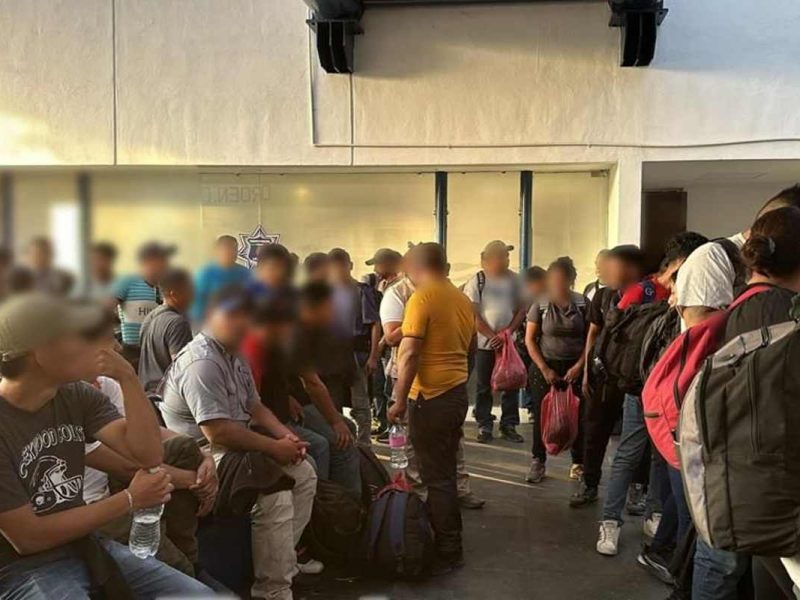 El autobús con los más de 100 migrantes fue detenido sobre la autopista 150D, en Córdova, Veracruz.