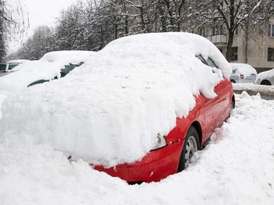 Si las cerraduras de tu auto se congelan usa un secador para convertir el hielo en agua