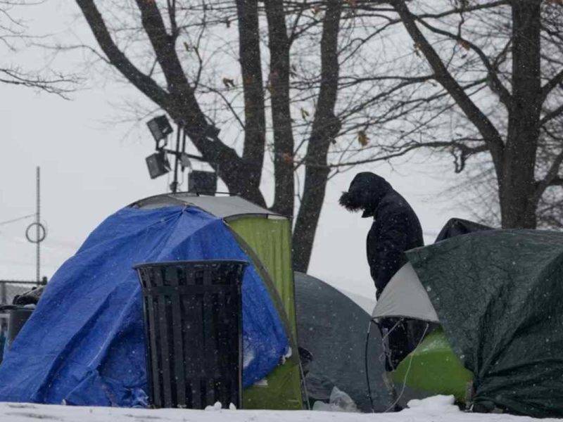 Migrantes acampan frente albergue en Nueva York