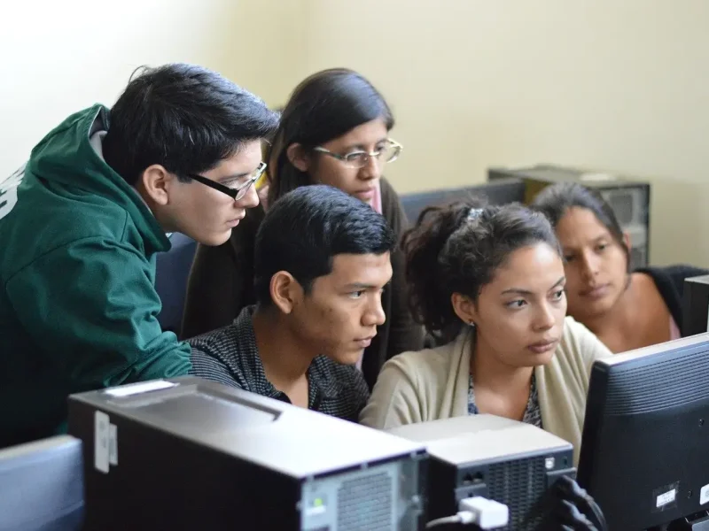 Revocan visas a 12 estudiantes de California