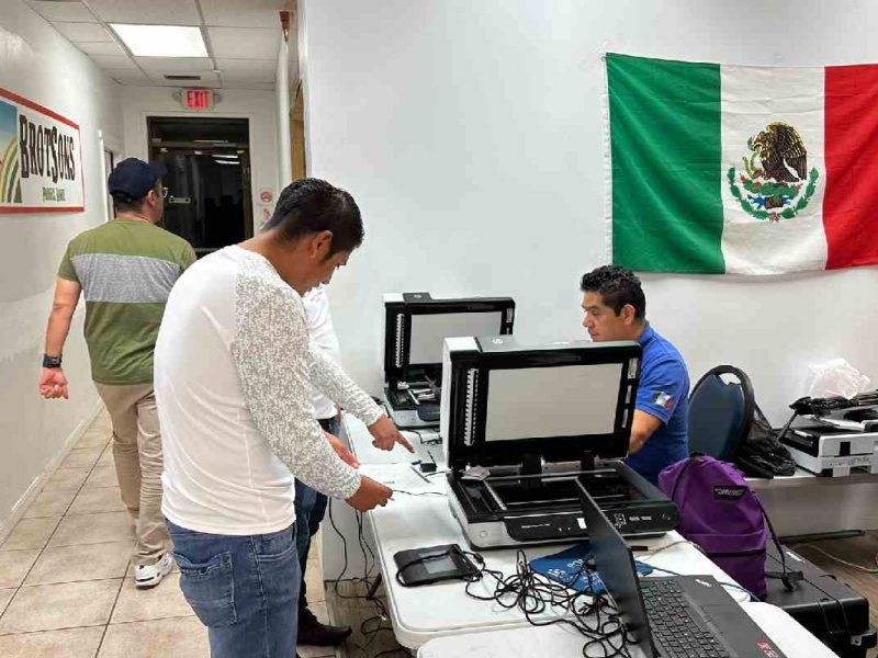 Para acudir al consulado mexicano sobre ruedas necesitas agendar una cita, esto lo puedes hacer a través de internet, teléfono y Whatsapp