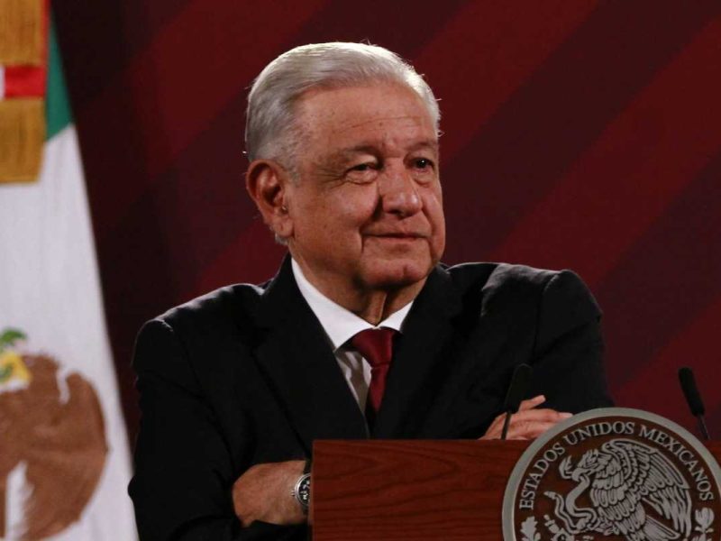 AMLO propone la eliminación de ciertos organismos autónomos. "Para qué tener tres, cuatro instituciones que le cuestan al pueblo y que son pantalla nada más para simular que se está combatiendo la corrupción"