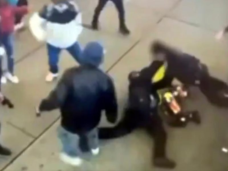 migrantes peleándose con la policía en Times Square