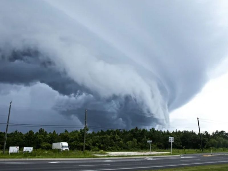 Emiten alerta por tornado y tormentas en Texas