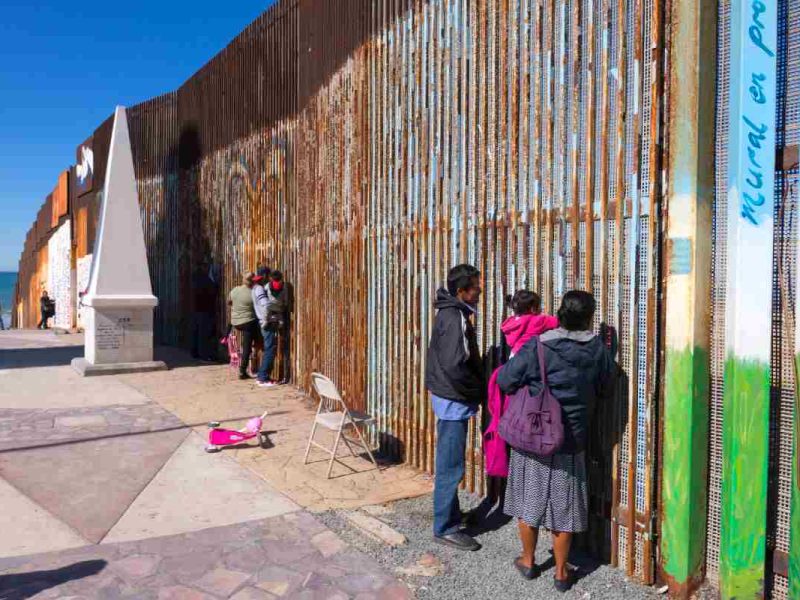 Familias mexicanas visitan a familiares que viven en los Estados Unidos.