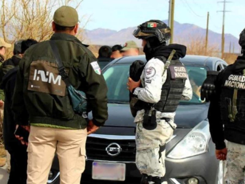 Agentes de migración durante una detención