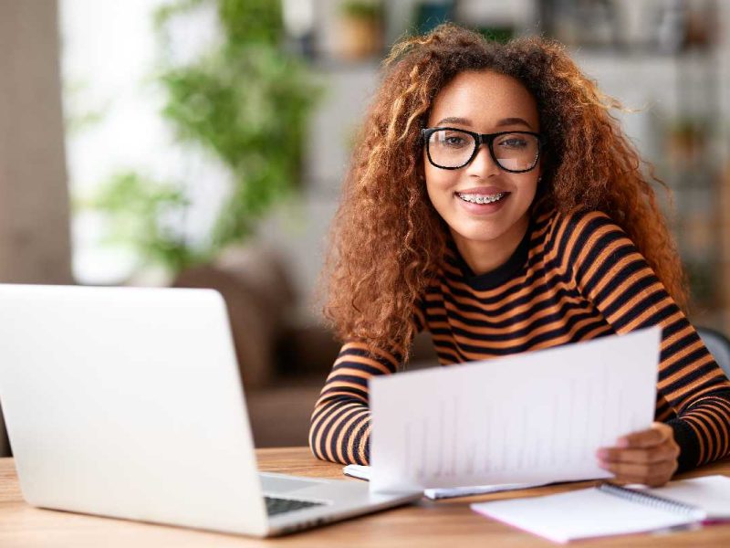 Para estudiar la Prepa en línea solo necesitas tu CURP y Acta de nacimiento