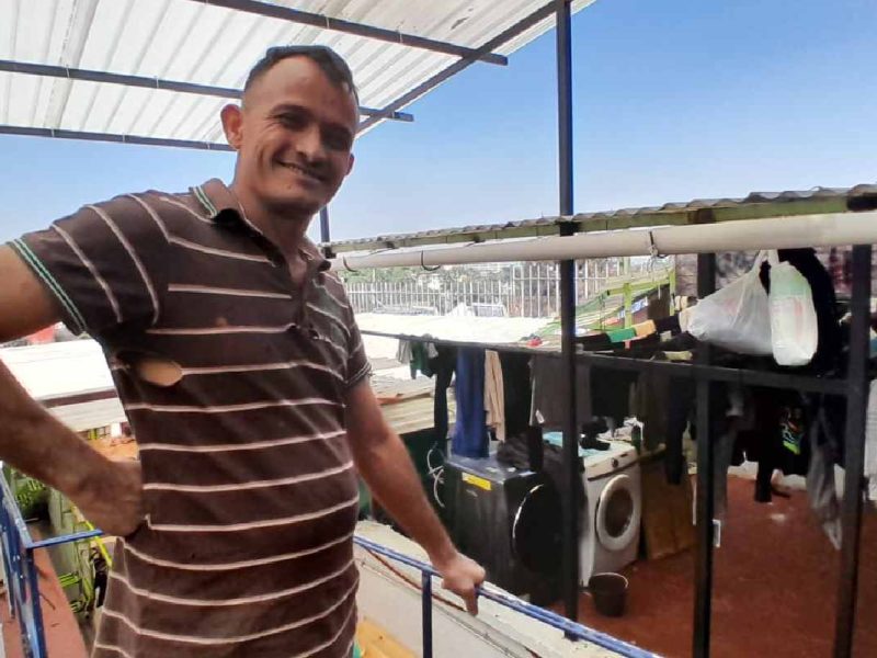 Daniel Urdaneta contribuye al refugio de migrantes con sus conocimientos y años de experiencia en construcción