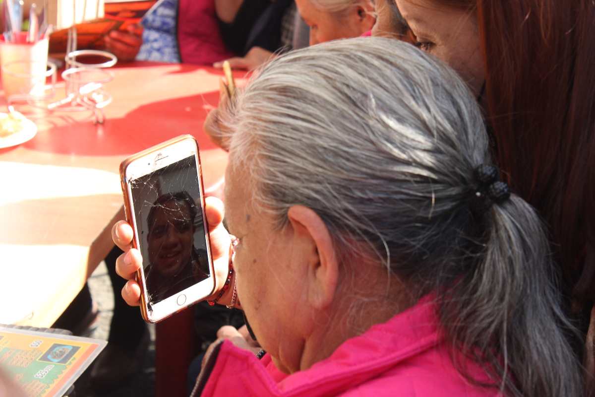 Algunos padres no pudieron esperar e inmediatamente llamaron a sus hijos en Estados Unidos para darles la buena nueva sobre su visa. | Foto: Abel Domínguez / Conexión Migrante