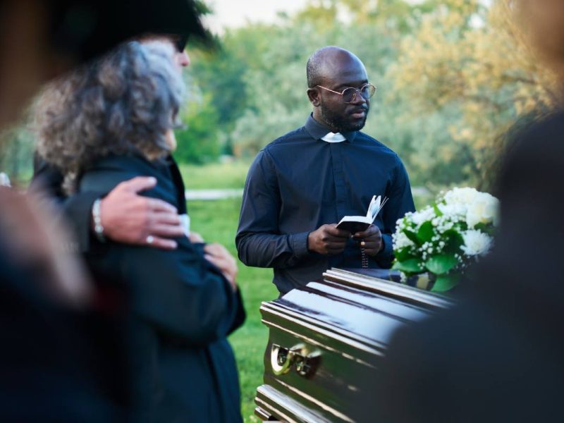 No existe un nuevo programa federal de gastos funerarios dirigido a hispanos