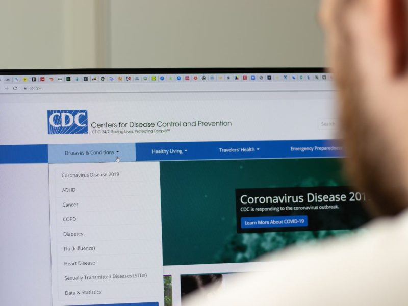 Las nuevas recomendaciones del CDC sobre el aislamiento por COVID-19 han causado polémica