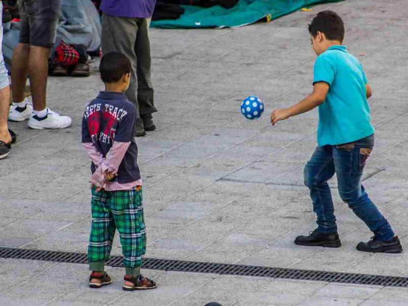 Latinos piensan que Biden ha hecho un mal trabajo en la frontera, están en contra de las deportaciones y la construcción de un muro