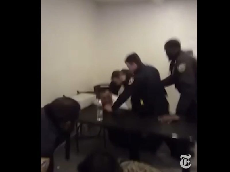 Policía usa pistola paralizante contra migrante y lo golpea en la cara