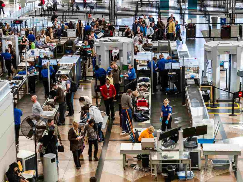 Los migrantes sin pasaporte deberán someterse a reconocimiento facial para comprobar su identidad y poder abordar vuelos domésticos en EE. UU