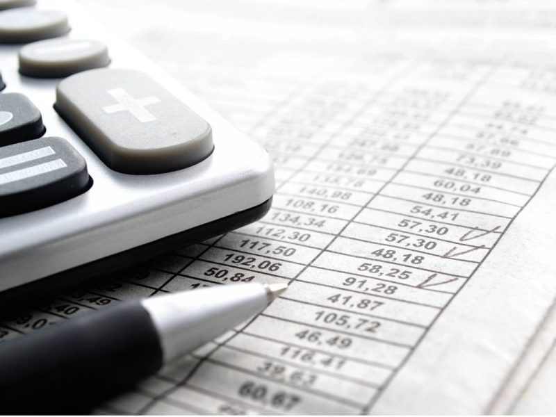 Para entender mejor cómo se calculan los impuestos del 2024, es importante conocer los componentes clave de la tabla para calcular los taxes al IRS.