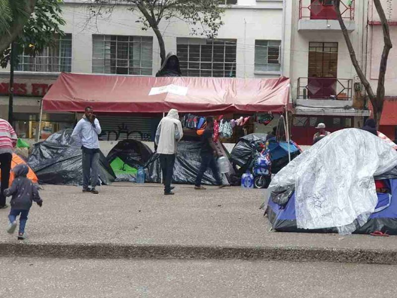 Migrantes en la plaza de la soledad viven en condiciones vulnerables