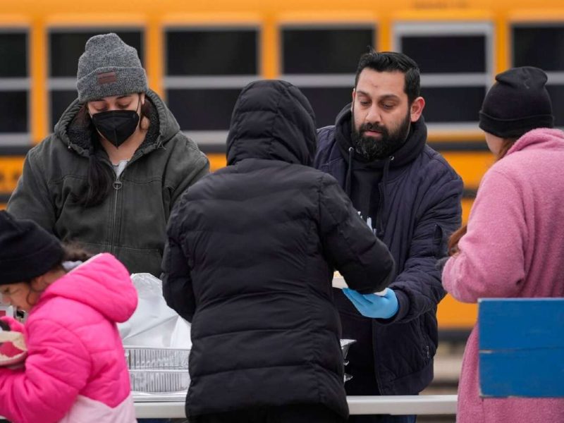 Los albergues para migrantes en Chicago van a cerrar para poder utilizar las instalaciones para actividades en verano