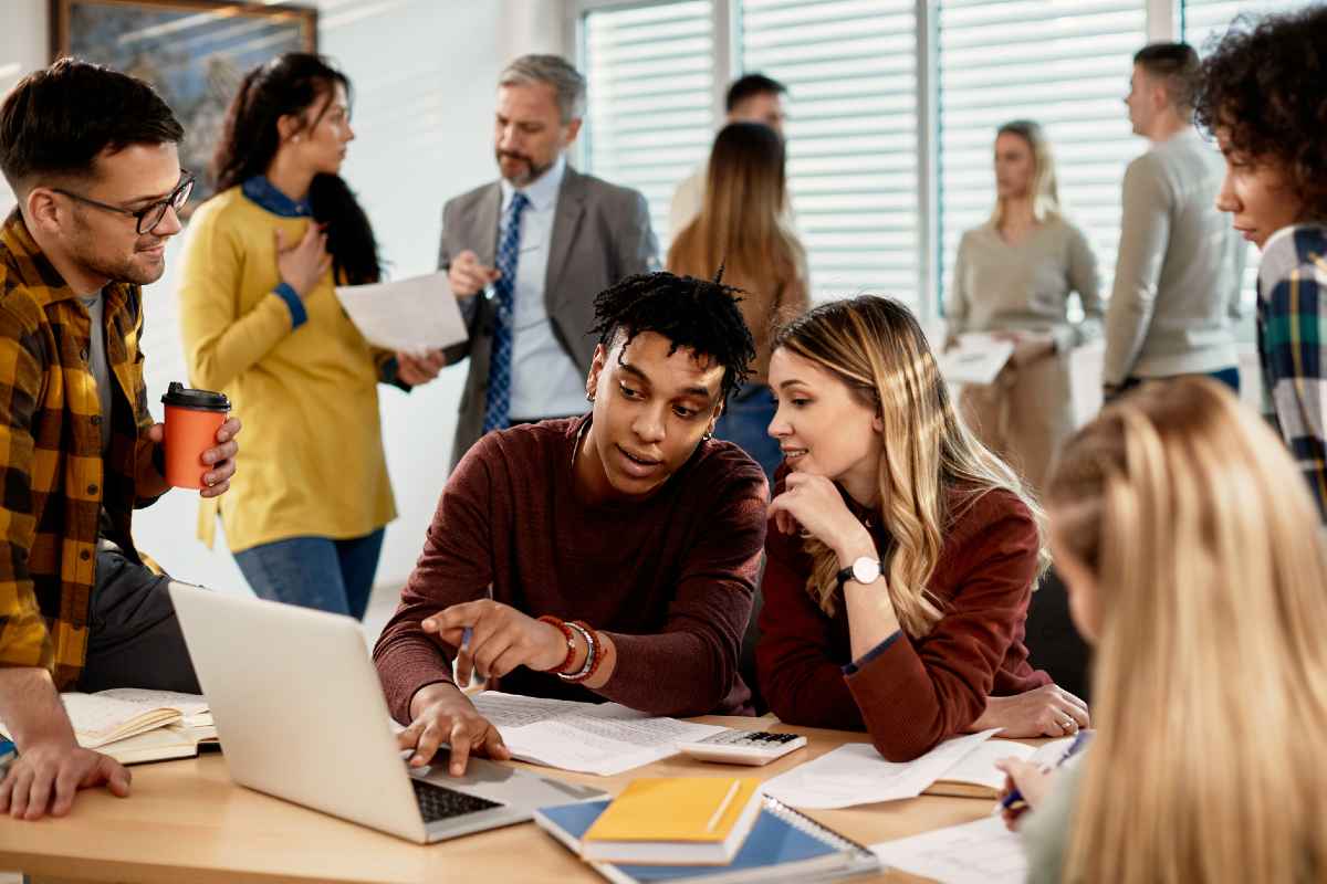 Las Normas Justas de Trabajo (FLSA) es la que establece las regulaciones laborales, incluyendo las reglas del salario mínimo. | Foto: <a href="https://depositphotos.com/es/" title="Depositphotos">Imagen de archivo de Depositphotos</a>
