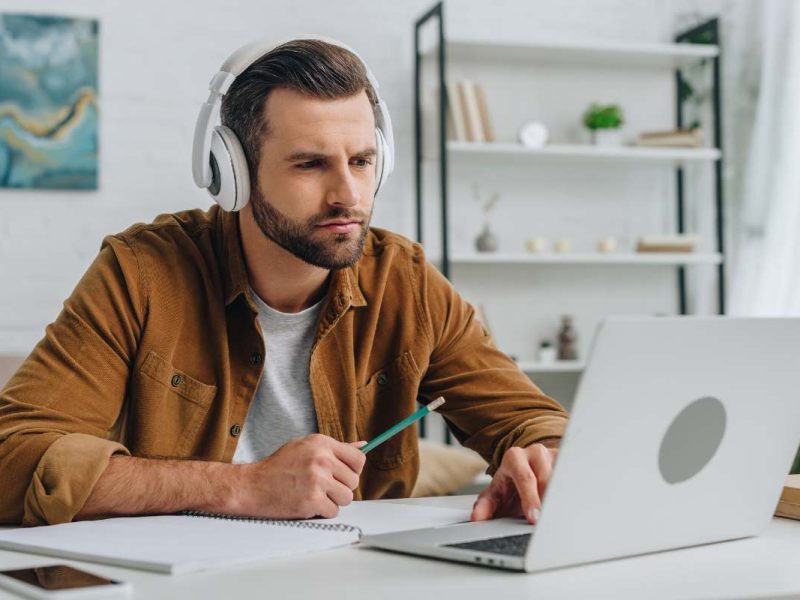 La mayoría de los latinos usan redes sociales para informarse sobre las elecciones en Estados Unidos