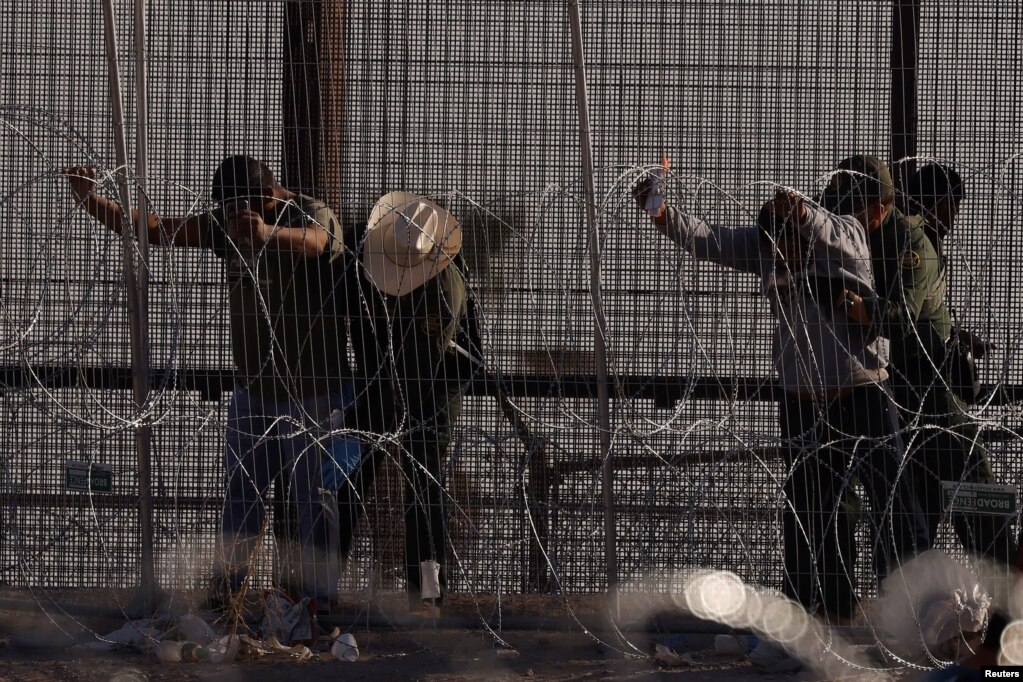 Retorno ilegal: elementos de seguridad fronterizos "esculcan" a personas en tránsito