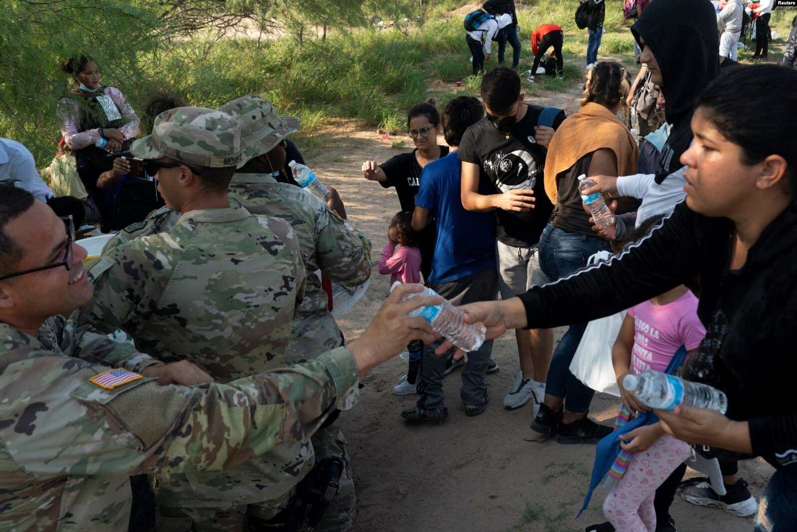 Retorno ilegal: autoridades migratoria entregan agua a población en tránsito.
