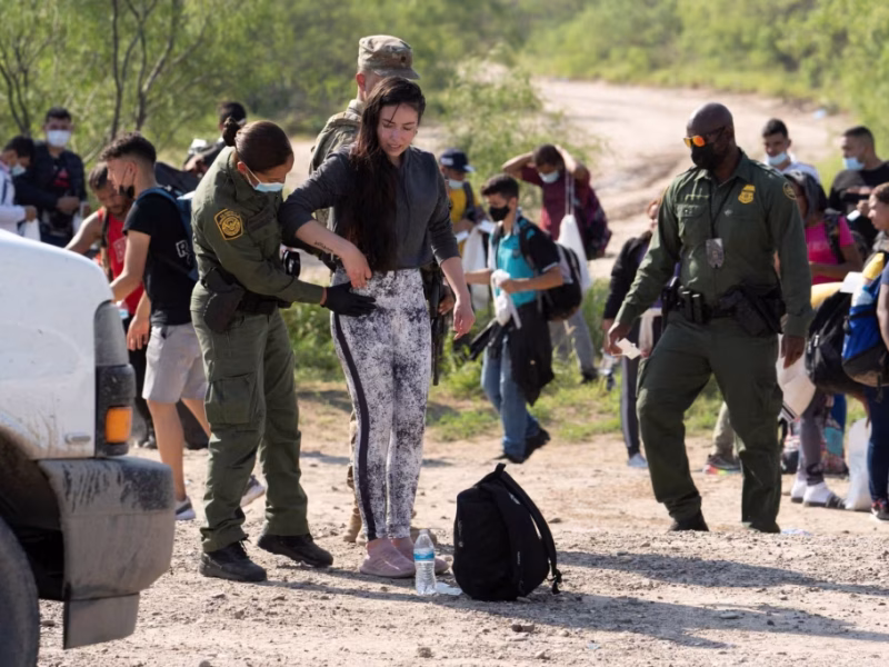 Retorno ilgal: Autoridades fronterizas realizan inspección de mujer en tránsito