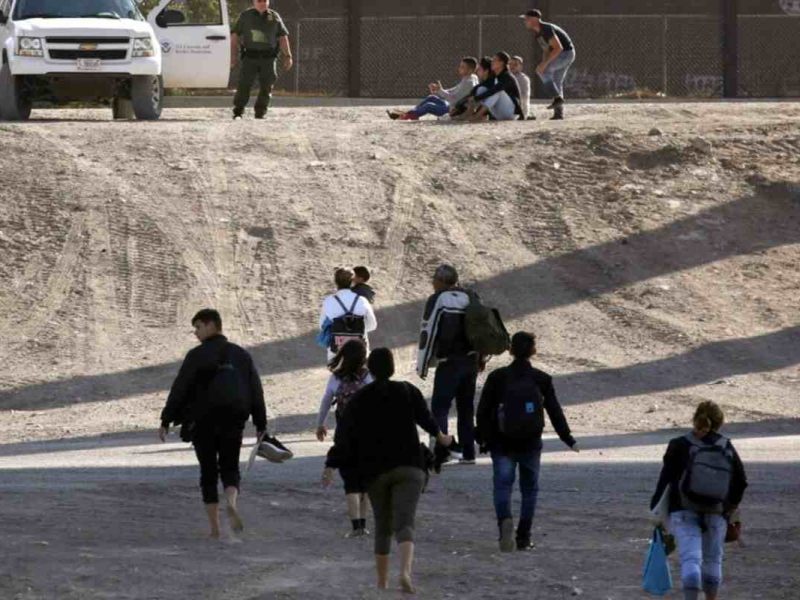 Esta imagen no corresponde al momento en el que 400 migrantes cruzan la frontera con EE UU