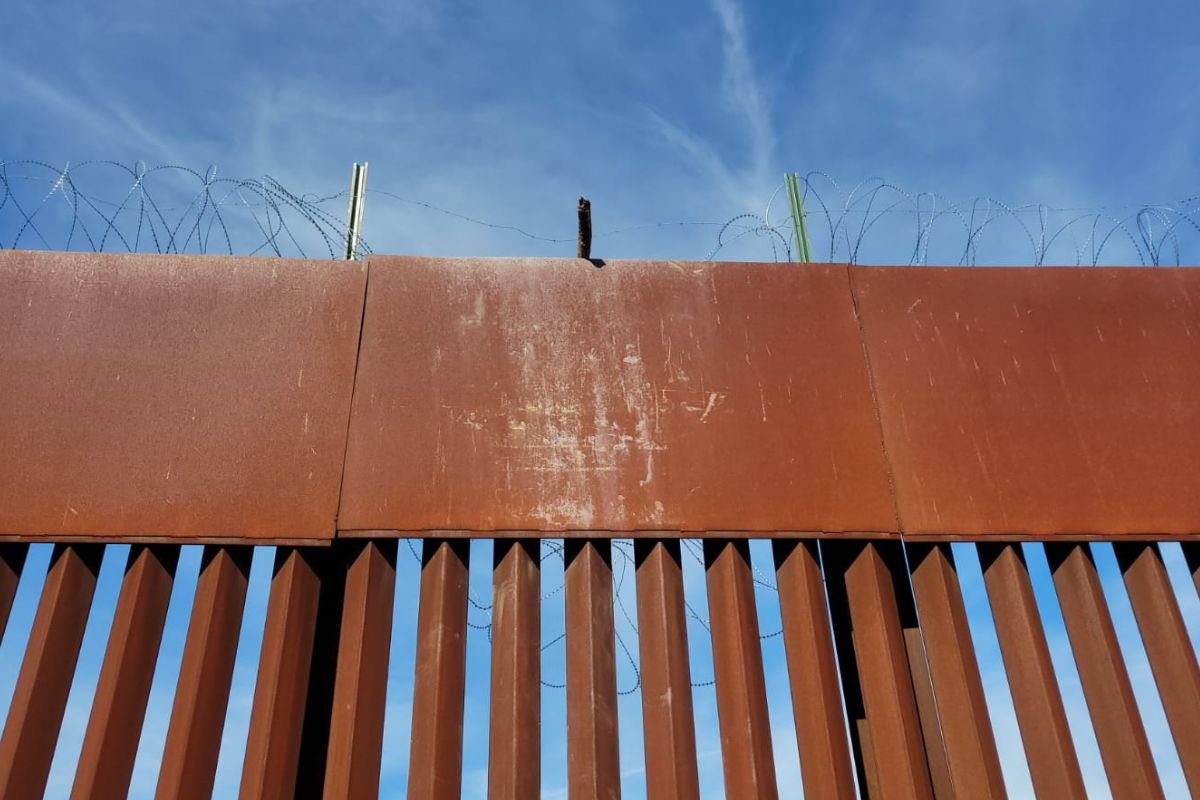 Existen regiones como El Nido de las Aguilas que son controladas por traficantes de personas, convirtiéndose así en zonas peligrosas para cruzar el muro en Tijuana.