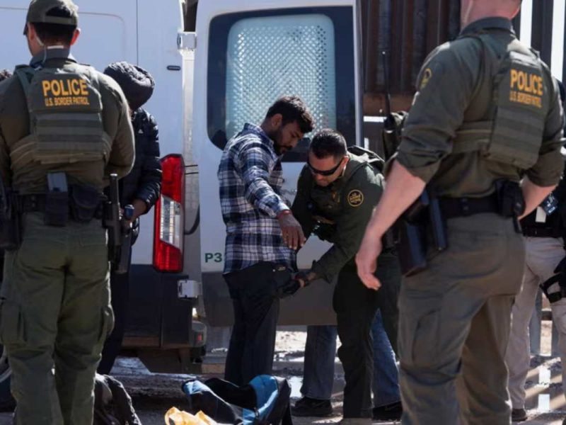 Migrantes detenidos en la frontera sur de Estados Unidos en marzo