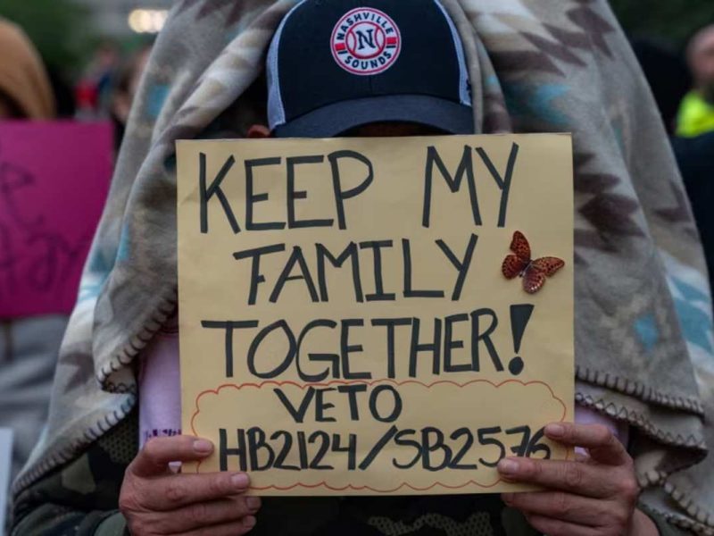 La noticia sobre legalizar a 1 millón de indocumentados fue aplaudida por activistas y criticada por republicanos.