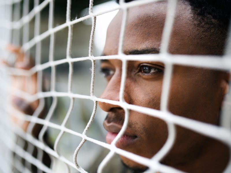 Abuso racista: la base de un sistema violento contra indígenas, afrodescendientes y migrantes