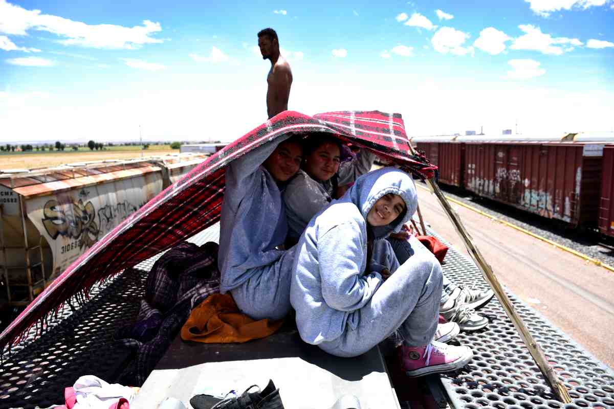 Estas personas describen como inhumano el trato de inmigración hacia ellos porque en el grupo hay menores de edad y mujeres embarazadas. | Foto: Edgar Chávez