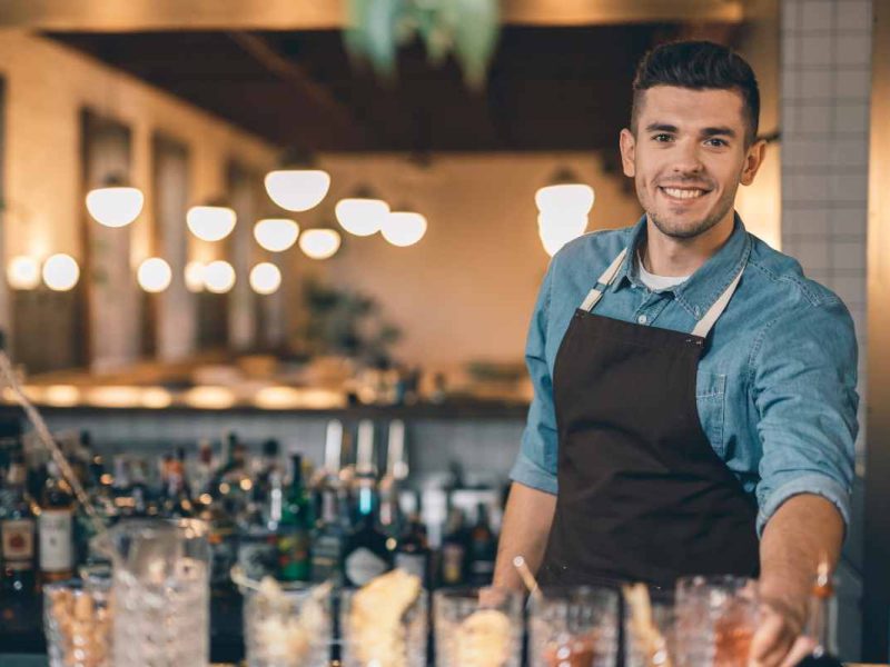 Estos son cinco trabajos sin papeles en Miami; uno te daría un sueldo de 25 dólares por hora