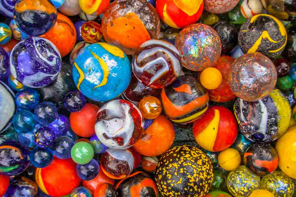 Las canicas son uno de los juguetes tradicionales mexicanos más emblemáticos