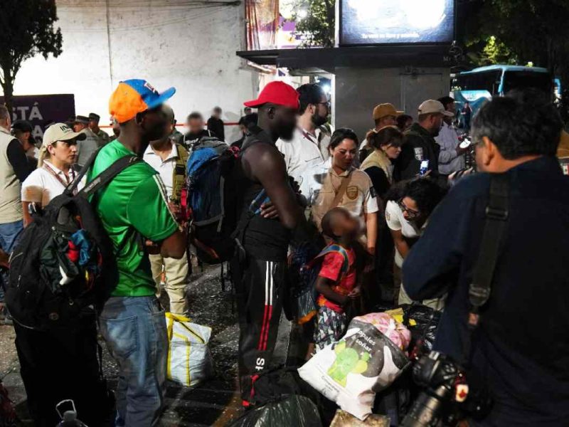 migrantes en plaza Giordano Bruno