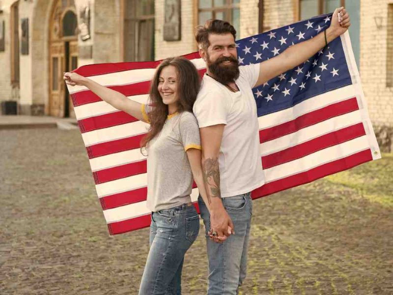 La administración de Biden está planeando una orden para regularizar a más de un millón de cónyugues indocumentados