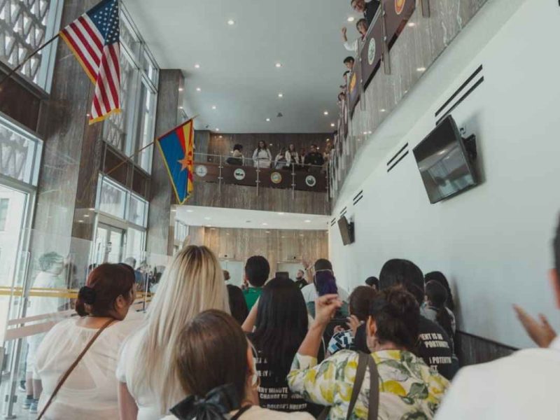 Manifestantes rechazan, en el Capitolio de Arizona, el 4 de junio, la aprobación de la ley antiinmigrante HCR 2060