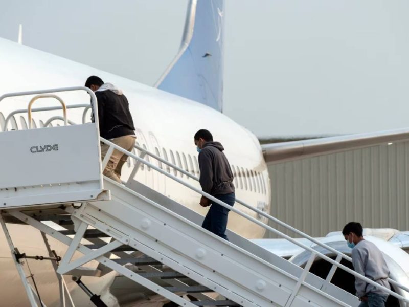 México ayuda a EE UU a deportar migrantes trasladando a las personas rechazadas por dicho país